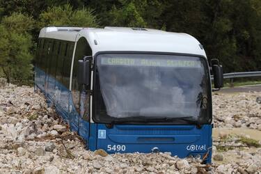 Il bus della Cotral bloccato dalla frana causata dalle forti piogge abbattutesi  a San Biagio Saracinisco, 15 Ottobre 2020. ANSA/US/VIGILI DEL FUOCO