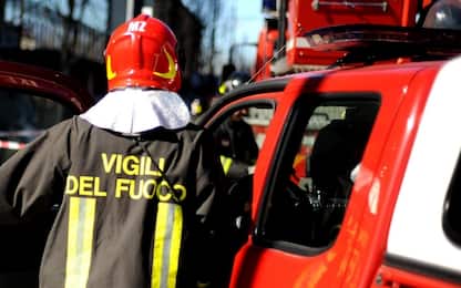 Incendio in autorimessa a Tivoli, distrutti 4 camion: ipotesi dolosa
