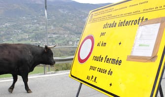 Posto di blocco nella zona rossa istituita nella notte in Valle d'Aosta nel comune di Chambave, Aosta, 16 Ottobre 2020. ANSA/GIROD BENOIT