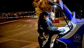Controlli della Polizia Municipale sulle auto in circolazione sul lungomare Caracciolo a Napoli, 19 aprile 2020
ANSA/  CIRO FUSCO