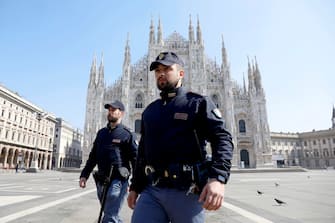 Agenti della Polizia di Stato presidiano per controlli  piazza Duomo durante l'emergenza Coronavirus a Milano, 19 marzo 2020.ANSA/Mourad Balti Touati