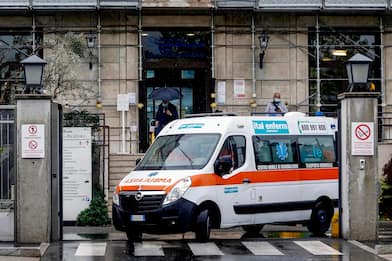 Covid, +30% di chiamate al 118: "Ambulanze in fila davanti ospedali"