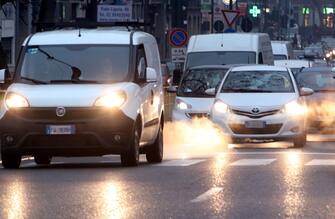 SMOG TRAFFICO INQUINAMENTO AUTOMOBILI IN CODA LUNGO LA CIRCONVALLAZIONE (SALMOIRAGO FOTOGRAMMA/Fotogramma, MILANO - 2020-01-28) p.s. la foto e' utilizzabile nel rispetto del contesto in cui e' stata scattata, e senza intento diffamatorio del decoro delle persone rappresentate