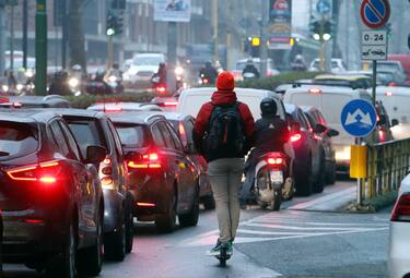 SMOG TRAFFICO INQUINAMENTO AUTOMOBILI IN CODA LUNGO LA CIRCONVALLAZIONE MONOPATTINO (SALMOIRAGO FOTOGRAMMA/Fotogramma, MILANO - 2020-01-28) p.s. la foto e' utilizzabile nel rispetto del contesto in cui e' stata scattata, e senza intento diffamatorio del decoro delle persone rappresentate