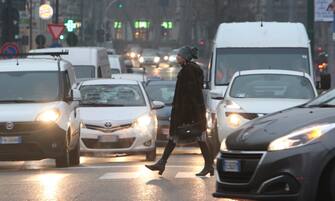 SMOG TRAFFICO INQUINAMENTO AUTOMOBILI IN CODA LUNGO LA CIRCONVALLAZIONE (SALMOIRAGO FOTOGRAMMA/Fotogramma, MILANO - 2020-01-28) p.s. la foto e' utilizzabile nel rispetto del contesto in cui e' stata scattata, e senza intento diffamatorio del decoro delle persone rappresentate