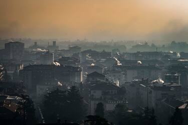 smog e inquinamento in cittÃ  - immagini generiche; (Sergio Agazzi/Fotogramma, Bergamo - 2016-12-12) p.s. la foto e' utilizzabile nel rispetto del contesto in cui e' stata scattata, e senza intento diffamatorio del decoro delle persone rappresentate