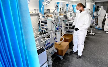 Tecnici ed infermieri al lavoro per allestire nuovi posti nei reparti di terapia intensiva dell' ospedale modulare Covid  dell'' Ospedale del Mare, Napoli,  20  ottobre 2020
ANSA / CIRO FUSCO