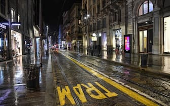 The semi-deserted center of Milan on the first evening of the curfew, from 11 pm to 5 am, decreed by the president of the Lombardy region Attilio Fontana to face the second wave of the Coronavirus epidemic, Milan,  23 October 2020. ANSA / MATTEO CORNER