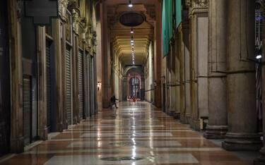 The semi-deserted center of Milan on the first evening of the curfew, from 11 pm to 5 am, decreed by the president of the Lombardy region Attilio Fontana to face the second wave of the Coronavirus epidemic, Milan,  23 October 2020. ANSA / MATTEO CORNER