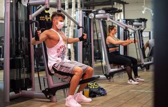 11 May 2020, North Rhine-Westphalia, Cologne: A man wearing a mouth guard trains on a chest press in a fitness studio of the McFit chain. In NRW the first gyms have reopened after their corona break in the night from Monday to Monday. Photo: Marius Becker/dpa (Marius Becker / IPA/Fotogramma, Cologne - 2020-05-11) p.s. la foto e' utilizzabile nel rispetto del contesto in cui e' stata scattata, e senza intento diffamatorio del decoro delle persone rappresentate