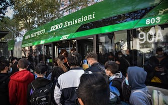 Studenti all’uscita di scuola si ammassano sui bus senza poter rispettare le misure di distanziamento anticovid Students at the end of their day of lessons crammed together to be able to get on a bus at a bus stop on line 90-91 without being able to respect the distancing measures anticovid, Milan 12 October 2020. Ansa / Matteo Corner