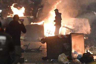 Napoli, proteste e scontri in piazza dopo le chiusure notturne. FOTO