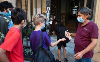 L’ingresso dei bambini della scuola Belli di Roma, 17 settembre 2019. ANSA/CLAUDIO PERI