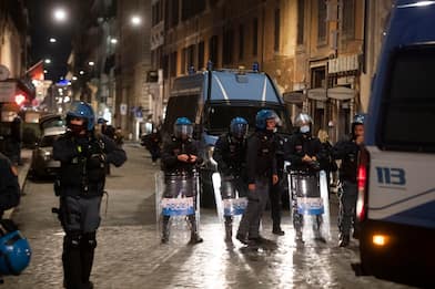Covid, bombe carta al corteo di protesta a Roma