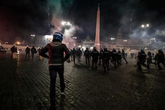 Scuffles between demonstrators and police during the protest for the curfew, the  health dictatorship  and the prospect of lockdown in Del Popolo's square in the centre of Rome, Italy, 25 October 2020.
ANSA/GIUSEPPE LAMI