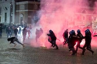 Scuffles between demonstrators and police during the protest for the curfew, the  health dictatorship  and the prospect of lockdown in Del Popolo's square in the centre of Rome, Italy, 25 October 2020.
ANSA/CLAUDIO PERI