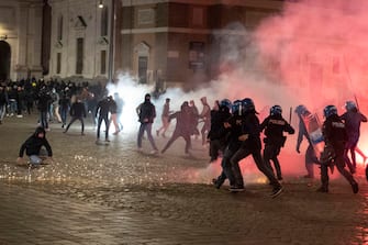 Scuffles between demonstrators and police during the protest for the curfew, the  health dictatorship  and the prospect of lockdown in Del Popolo's square in the centre of Rome, Italy, 25 October 2020.
ANSA/CLAUDIO PERI