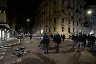 Scuffles between demonstrators and police during the protest for the curfew, the  health dictatorship  and the prospect of lockdown in Del Popolo's square in the centre of Rome, Italy, 25 October 2020.
ANSA/GIUSEPPE LAMI