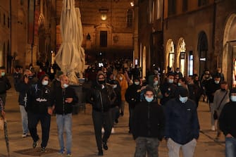 I partecipanti alla manifestazione organizzata da Movimento 11 - Associazione italiana partite Iva per protestare contro le restrizioni imposte
dal nuovo Dpcm sfilano in Corso Vannucci, Perugia, 26 ottobre 2020.
 Circa 150 i presenti tra ristoratori, baristi e altri professionisti. ANSA/GIANLUIGI BASILIETTI