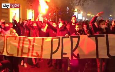 Napoli, corteo nel quartiere Vomero contro misure anti-Covid. VIDEO