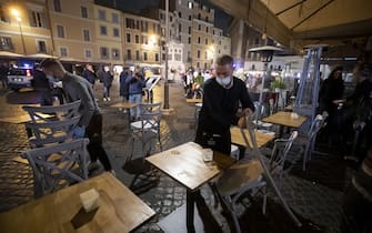 Restaurateurs protest against the closure of 21:00 in Campo dei Fiori during the curfew to face the second wave of the Covid-19 Coronavirus pandemic, in Rome, Italy, 23 October 2020.
ANSA/MASSIMO PERCOSSI