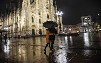 Semideserto il centro di Milano la prima sera del coprifuoco A semi-deserted Piazza del Duomo on the first evening of the curfew, from 11 pm to 5 am, decreed by the president of the Lombardy region Attilio Fontana to face the second wave of the Coronavirus epidemic, Milan, 23 October 2020. ANSA / MATTEO CORNER