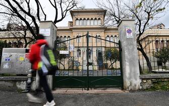 Un plesso scolastico chiuso nel quartiere di Albaro, dopo le valutazioni del Governo e del decreto di chiusura in via precauzionale sino al 15 Marzo. Genova, 05 Marzo 2020.
ANSA/LUCA ZENNARO