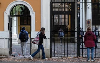 Ingresso degli studenti in un liceo durante il primo giorno del nuovo dpcm, Roma, 26 ottobre 2020.
ANSA/ALESSANDRO DI MEO