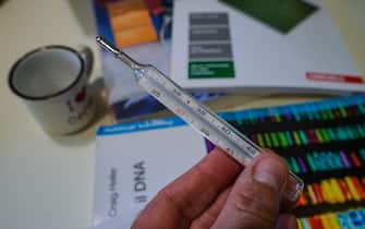 Obbligo controllo febbre a casa per gli studenti prima di entrare a scuola Coronavirus Covid. Controlo tempetatura, con termometro con segnalazione sul diaro, da parte dei genitori per entrare nelle scuole del Piemonte. Torino 10 settembre 2020 ANSA/TINO ROMANO