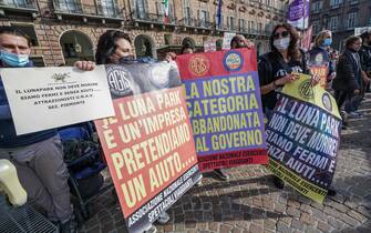 Coronavirus Ccovid 19: manifestazione degli operatori dello spettacolo sotto la prefettura a piazza Castello. Torino 30 ottobre 2020 ANSA/TINO ROMANO