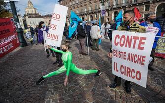 Coronavirus Ccovid 19: manifestazione degli operatori dello spettacolo sotto la prefettura a piazza Castello. Torino 30 ottobre 2020 ANSA/TINO ROMANO