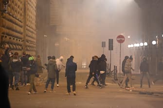 A moment of clashes between Italian Police and protesters in Signoria square during an unauthorized demonstration convened on social networks to protest the government decree in force to face the second wave of the Coronavirus Covid-19 epidemic, Florence, Italy, 30 October 2020. The demonstration is attended by people of various political backgrounds, ranging from the right to antagonism.  ANSA / CLAUDIO GIOVANNINI