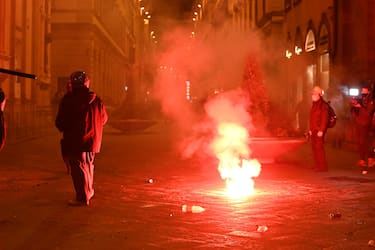 A moment of clashes between Italian Police and protesters in Signoria square during an unauthorized demonstration convened on social networks to protest the government decree in force to face the second wave of the Coronavirus Covid-19 epidemic, Florence, Italy, 30 October 2020. The demonstration is attended by people of various political backgrounds, ranging from the right to antagonism.  ANSA / CLAUDIO GIOVANNINI