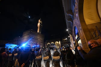 Protesters in Signoria square during an unauthorized demonstration convened on social networks to protest the government decree in force to face the second wave of the Coronavirus Covid-19 epidemic, Florence, Italy, 30 October 2020.   ANSA / CLAUDIO GIOVANNINI