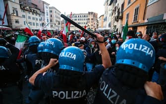 People protest at the demonstration of the "Mascherine Tricolori" movement to say "No to a new lockdown" to Piazza Campo dei Fiori during the Coronavirus Covid-19 pandemic emergency in Rome, Italy, 31 October 2020. ANSA/ANGELO CARCONI