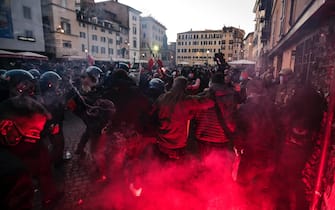 People protest at the demonstration of the "Mascherine Tricolori" movement to say "No to a new lockdown" to Piazza Campo dei Fiori during the Coronavirus Covid-19 pandemic emergency in Rome, Italy, 31 October 2020. ANSA/ANGELO CARCONI