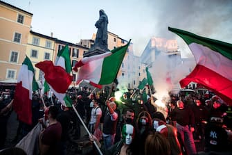 People protest at the demonstration of the "Mascherine Tricolori" movement to say "No to a new lockdown" to Piazza Campo dè Fiori during the Coronavirus Covid-19 pandemic emergency in Rome, Italy, 31 October 2020. ANSA/ANGELO CARCONI