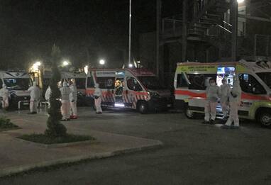 Covid Foggia, ambulanze con sospetti positivi in coda all'ospedale