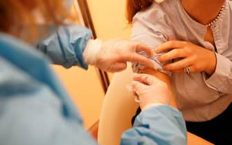 Una donne riceve la somministrazione del vaccino contro l'influenza