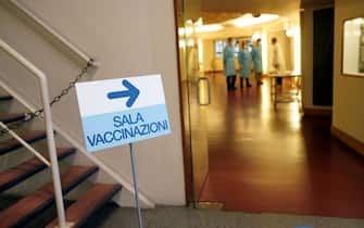 un cartello che indica la sala vaccinazioni 