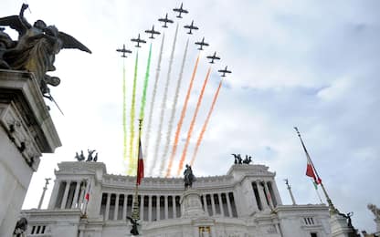 Roma, 25 aprile: Frecce disegnano tricolore su Altare della Patria