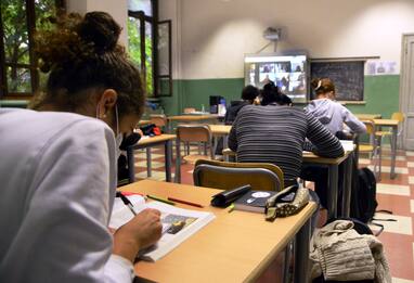 Covid e scuola, Azzolina: "Al lavoro per riportare studenti in classe"