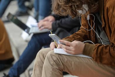 Maturità e fake news, 1 studente su 4 pensa di poter tenere smartphone