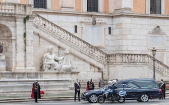 Il feretro di Gigi Proietti nel passaggio al Campidoglio nel giorno del suo funerale a Roma, 5 novembre 2020.  ANSA/MAURIZIO BRAMBATTI
