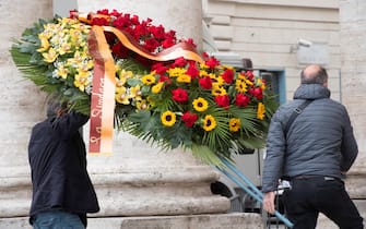La corona di fiori della sindaca di Roma, Virginia Raggi, in piazza del Popolo per i funerali di Gigi Proietti in forma privata presso la chiesa degli Artisti. Roma, 5 novembre 2020. ANSA/CLAUDIO PERI