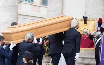 Il feretro dell'attore romano, Gigi Proietti, arriva in piazza del Popolo per i funerali in forma privata presso la chiesa degli Artisti. Roma, 5 novembre 2020. ANSA/CLAUDIO PERI