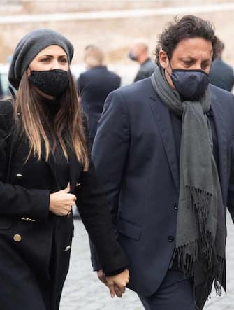 Enrico Brignano e la moglie al loro arrivo in piazza del Popolo per i funerali in forma privata di Gigi Proietti presso la chiesa degli Artisti. Roma, 5 novembre 2020. ANSA/CLAUDIO PERI