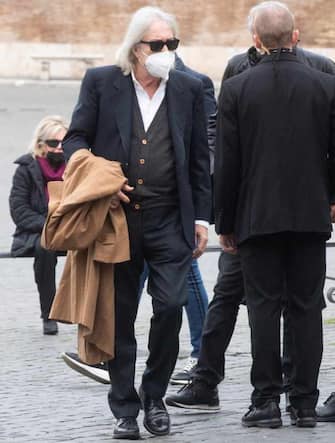 Enrico Vanzina al suo arrivo in piazza del Popolo per i funerali in forma privata di Gigi Proietti presso la chiesa degli Artisti. Roma, 5 novembre 2020. ANSA/CLAUDIO PERI