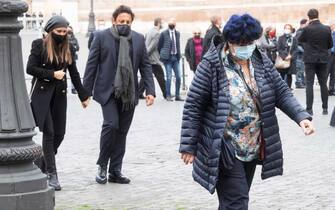Marisa Laurito (d) e Enrico Brignano (c) con la moglie al loro arrivano in piazza del Popolo per i funerali in forma privata di Gigi Proietti presso la chiesa degli Artisti. Roma, 5 novembre 2020. ANSA/CLAUDIO PERI