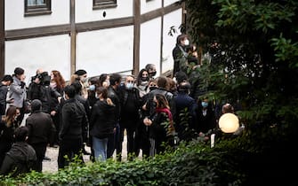 Parenti e amici all'uscita del feretro dal Globe Theatre a Villa Borghese al termine del funerale laico di Gigi Proietti, Roma, 5 novembre 2020. ANSA/RICCARDO ANTIMIANI